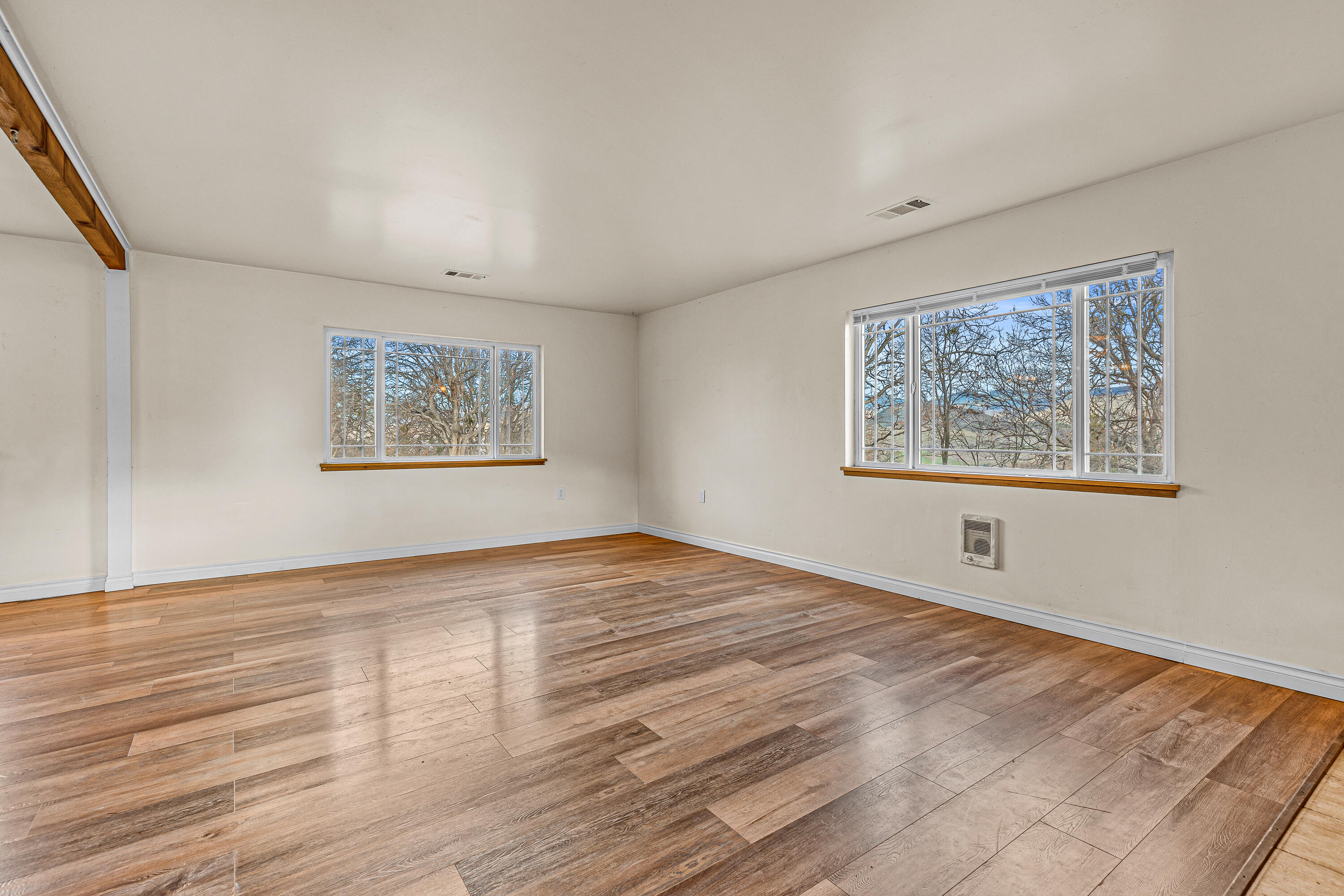 4260 Clayton Road Ashland, OR 97520 - Photo 12 of 41 Living Room