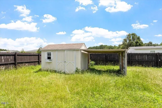 a view of a backyard