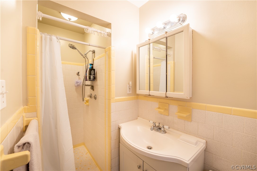 224 Goodward Road North Chesterfield, VA 23236 - Photo 14 of 35 Master Bath