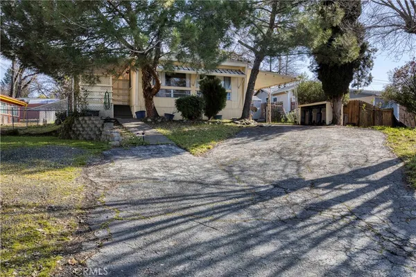 a view of a house with a yard