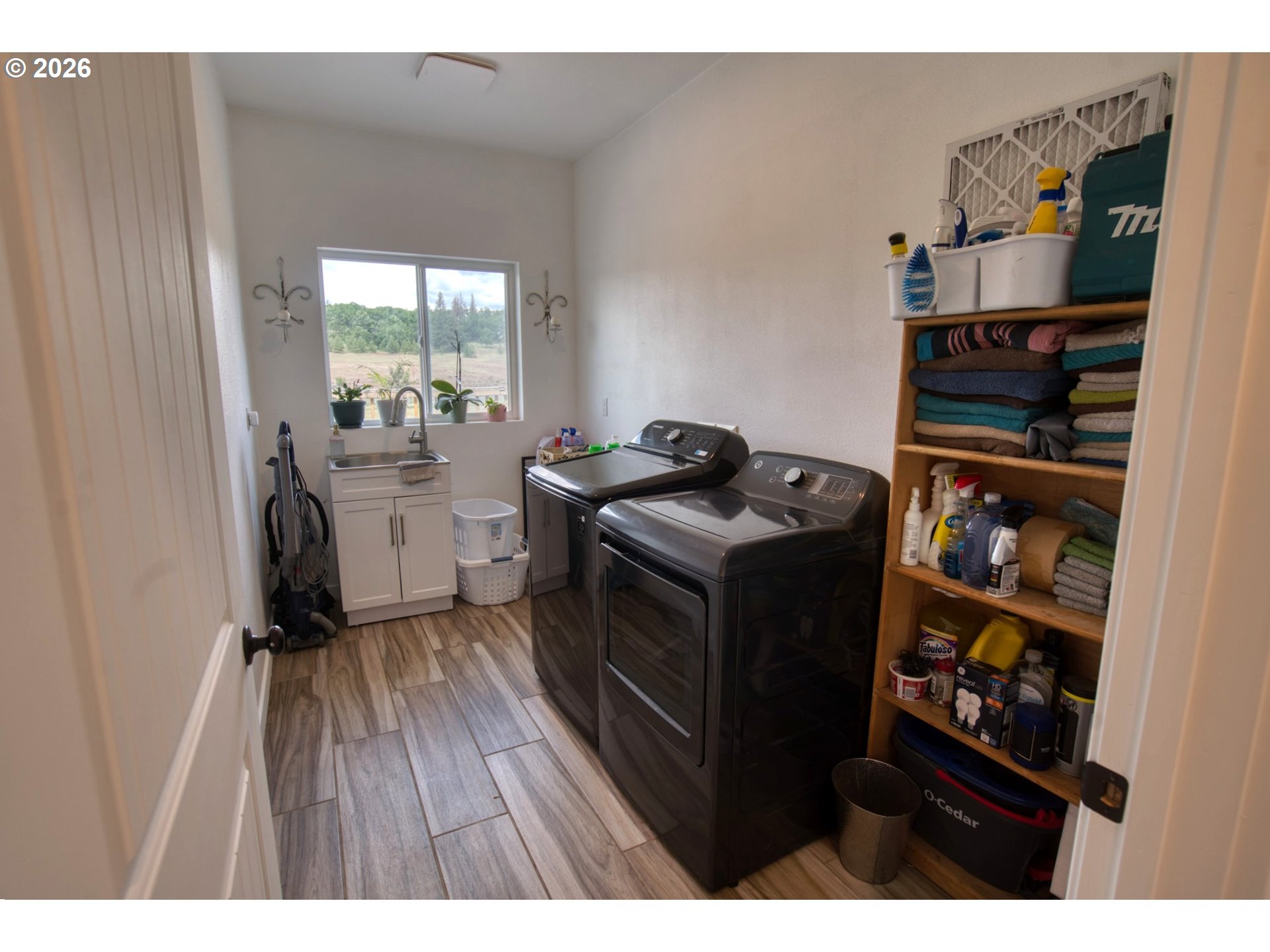 19 Inverness Road Goldendale, WA 98620 - Photo 33 of 48 a kitchen view of a stove and a window