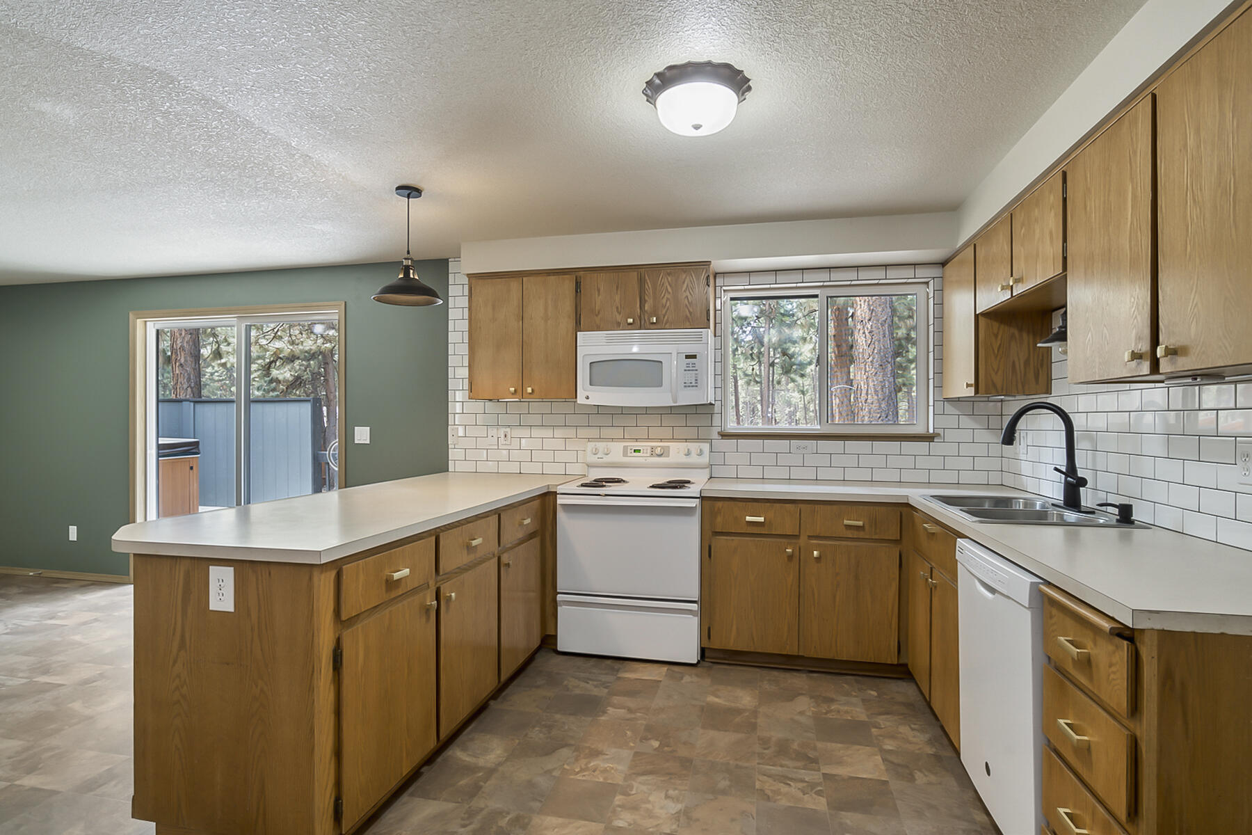 60125 Crater Road Bend, OR 97702 - Photo 20 of 34 17JH5_0703