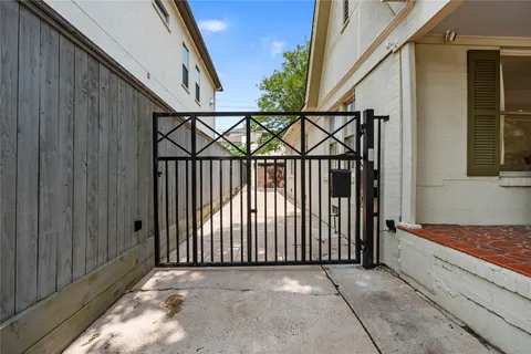 $925,000 | 1806 McDuffie Street, Houston, TX 77019