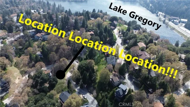 a sign that is sitting in the middle of a building