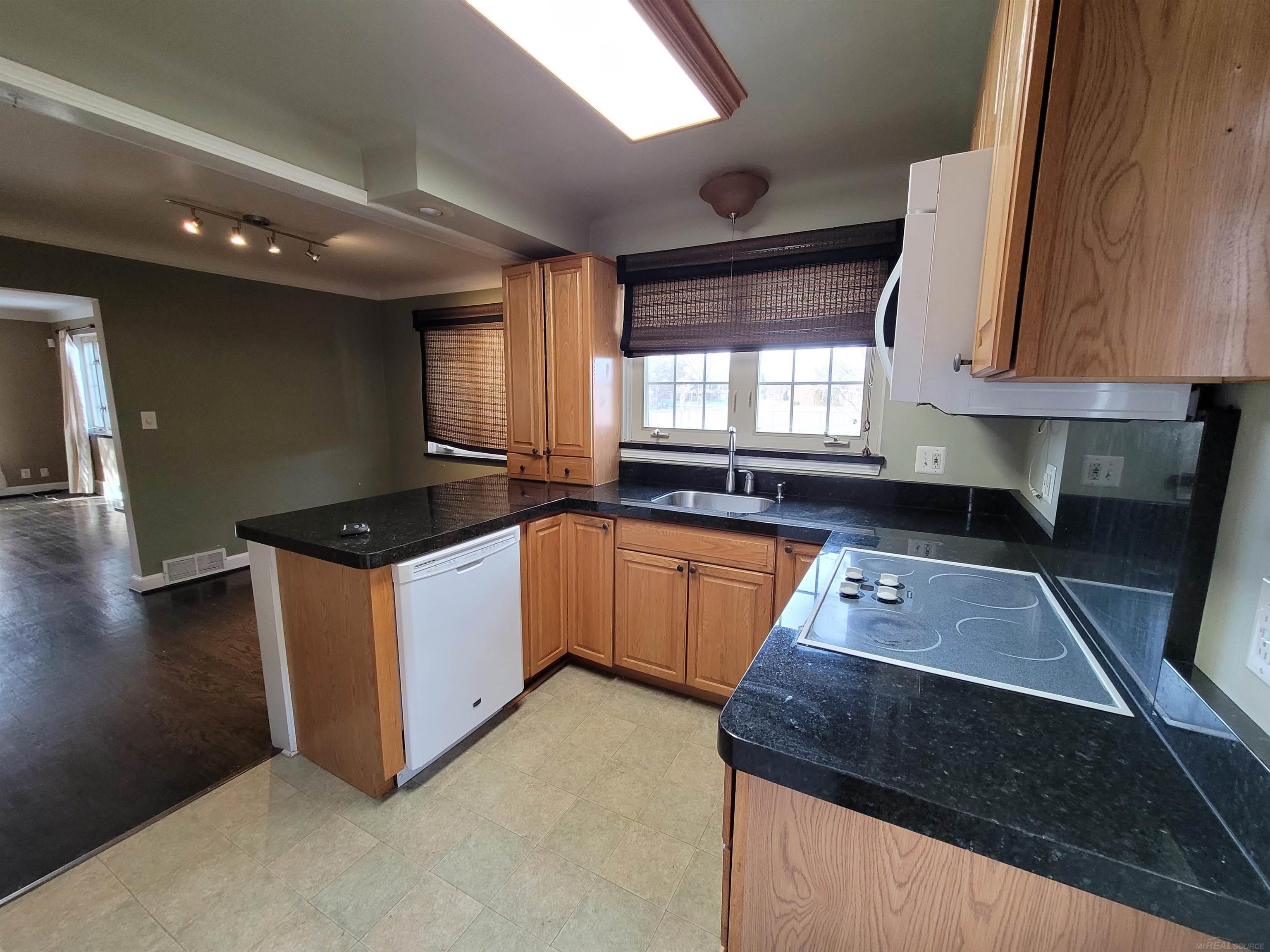 831 Roslyn Road Grosse Pointe, MI 48236 - Photo 17 of 46