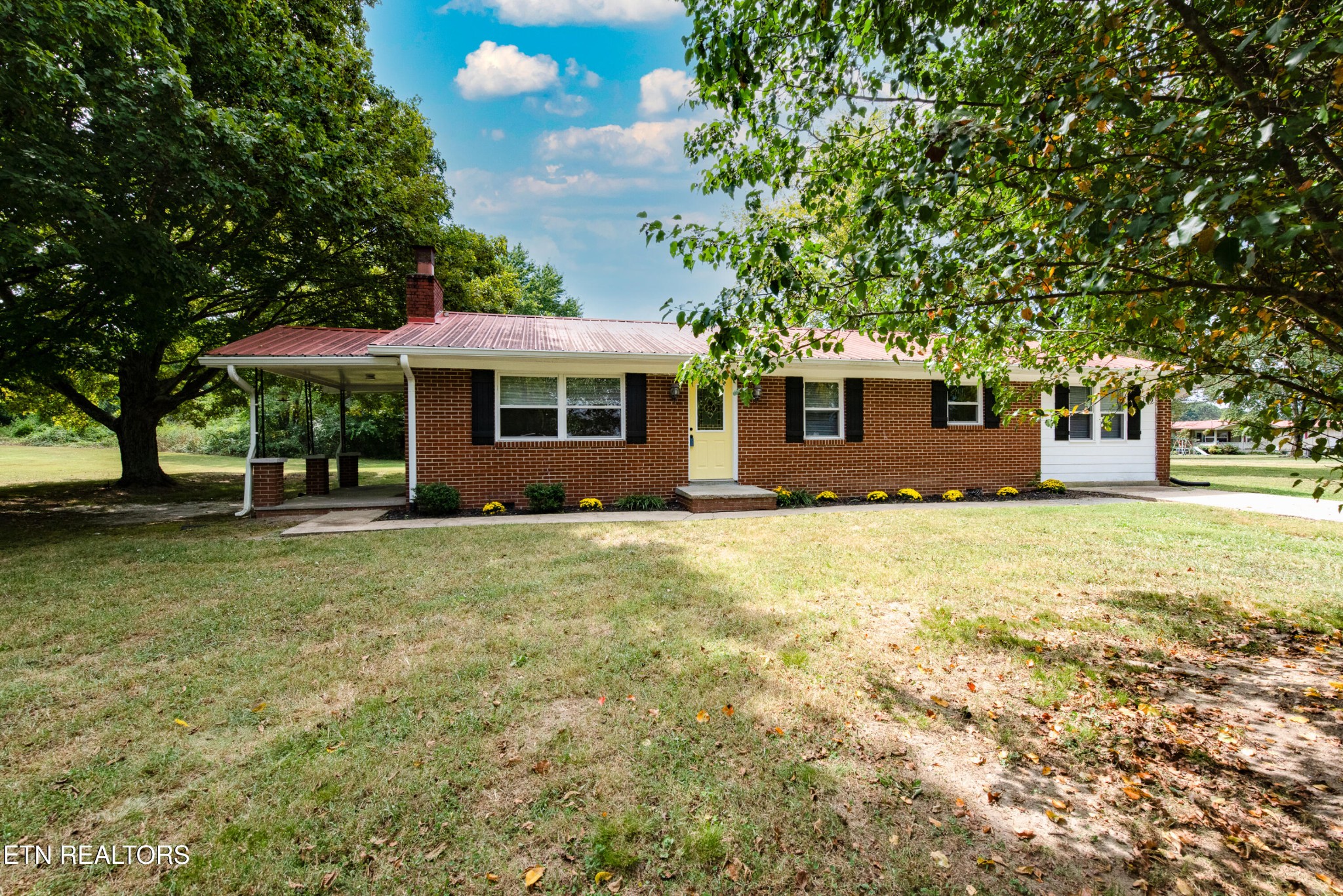 149 Moat Sewell Road Philadelphia, TN 37846 - Photo 1 of 35 a front view of a house with a garden
