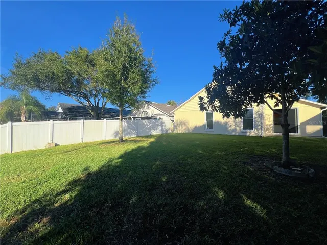 a view of a back yard