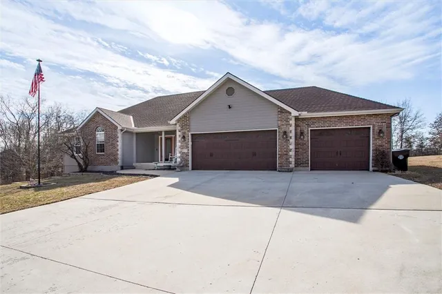 $525,000 | 601 Hickory Hills Drive, Pleasant Hill, MO 64080