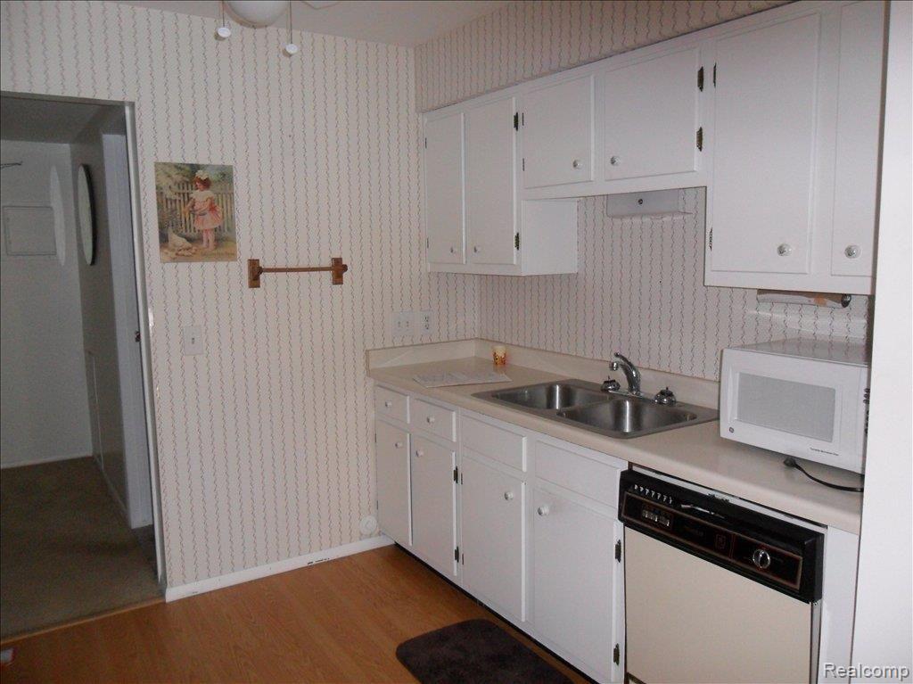 515 West Highland Road, Unit 51 Howell, MI 48843 - Photo 4 of 10 Kitchen 2