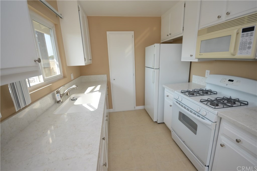 121 Lisa Lane Costa Mesa, CA 92627 - Photo 9 of 28