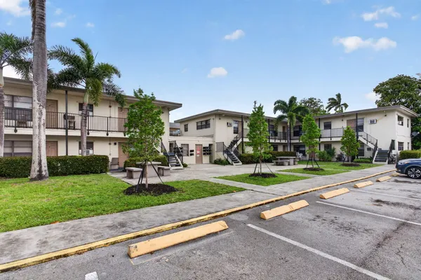 $1,700 | 2275 Northeast 12th Street, Unit 13, Pompano Beach, FL 33062