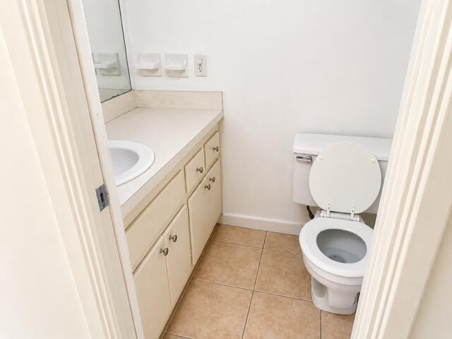 660 Glouchester Street, Unit 206 Boca Raton, FL 33487 - Photo 4 of 13 a bathroom with a sink and a toilet