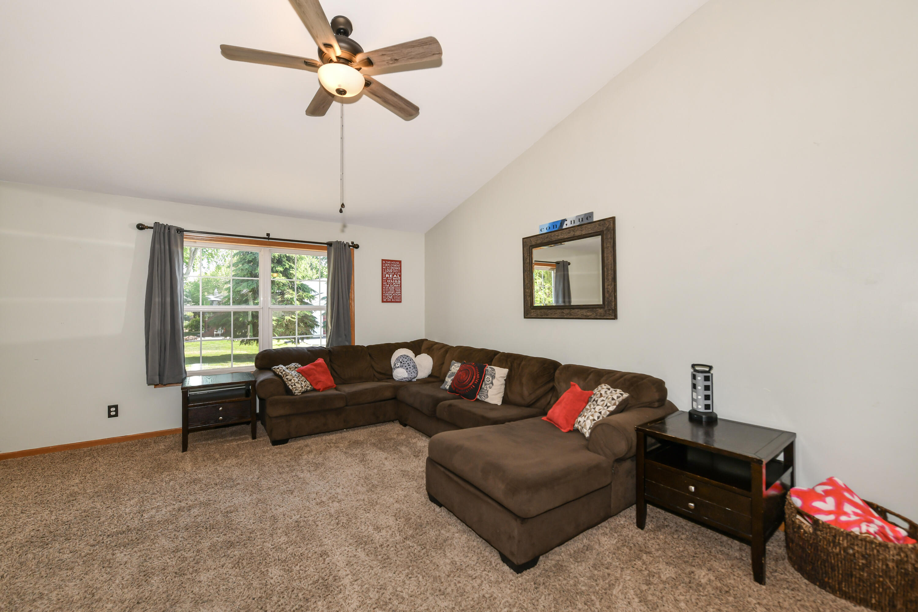 607 Stephanie Street Rochester, WI 53105 - Photo 4 of 25 Living room