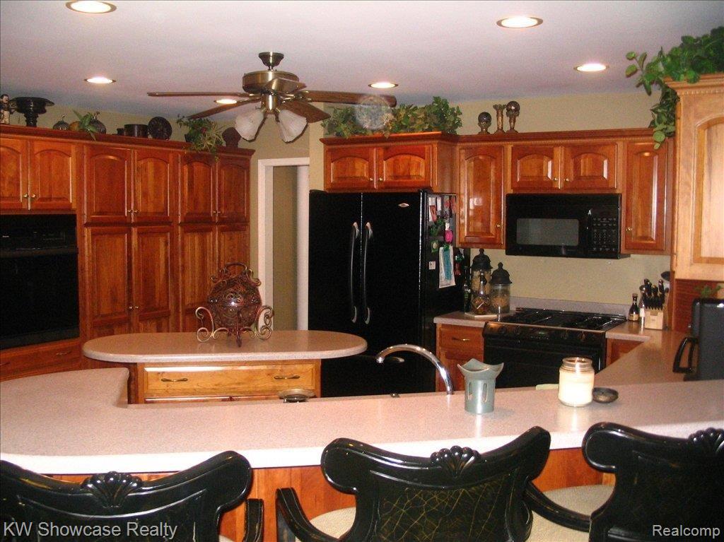 9489 Cherrywood Road Clarkston, MI 48348 - Photo 4 of 19 Gourmet Kitchen