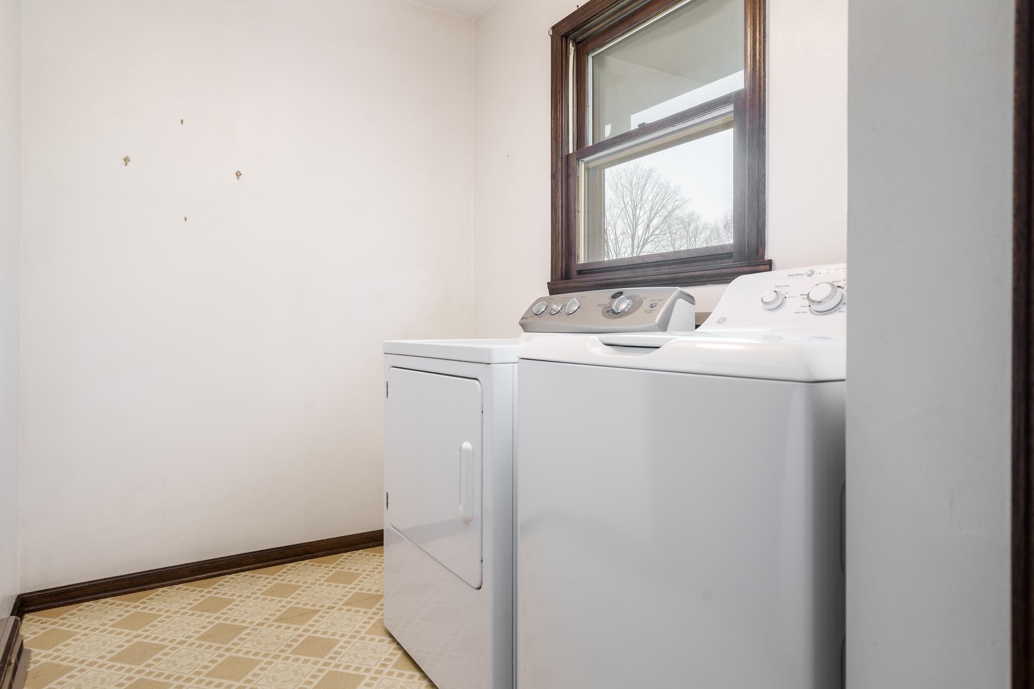 8169 Clockview Road Rockford, IL 61108 - Photo 26 of 34 a bathroom with a sink and a window