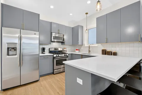 $750,000 | 1330 West Hubbard Street, Unit 2, Chicago, IL 60642