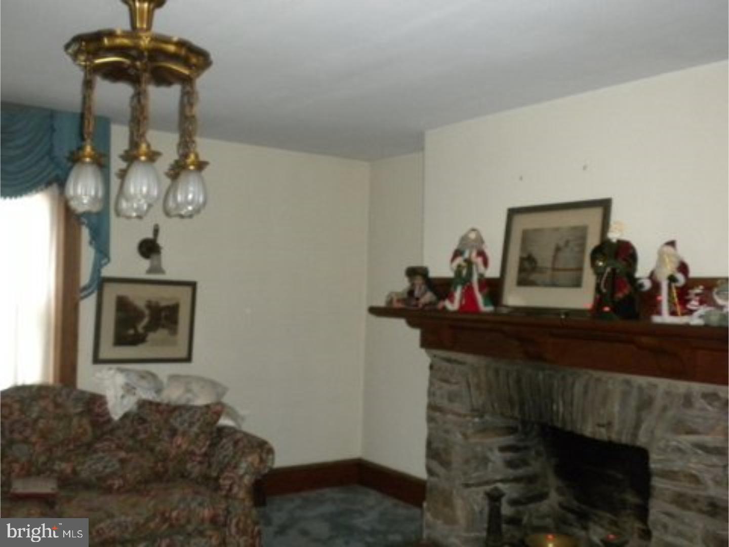 6825 Ridge Avenue Philadelphia, PA 19128 - Photo 7 of 25 Living Room