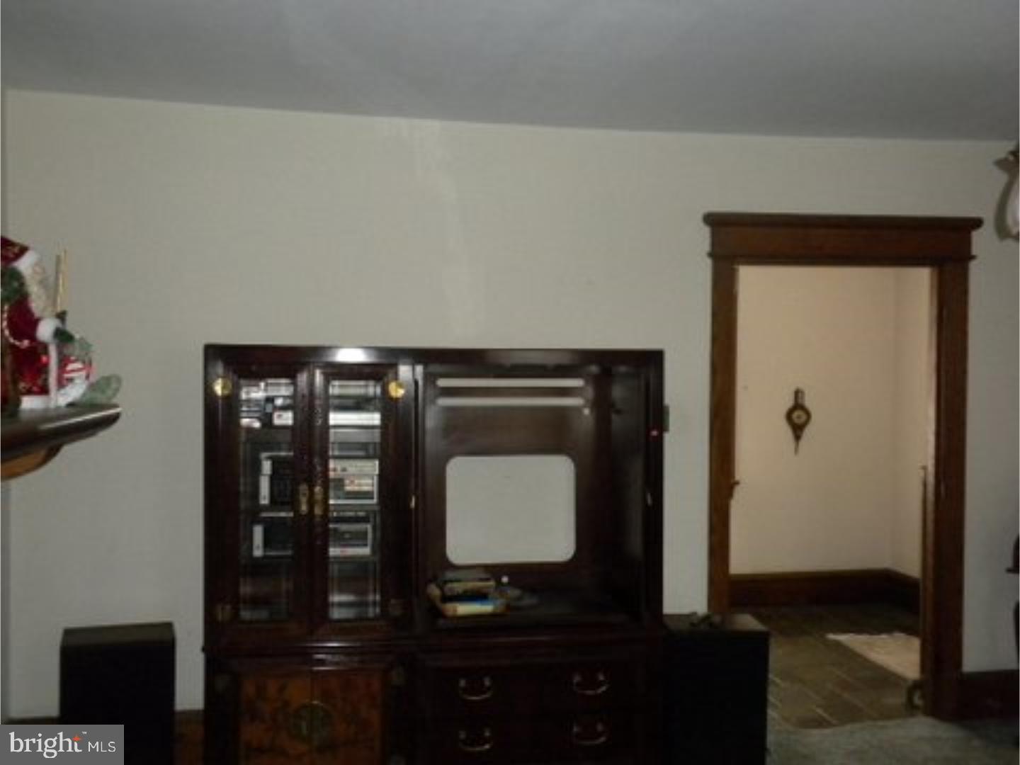 6825 Ridge Avenue Philadelphia, PA 19128 - Photo 8 of 25 Living Room