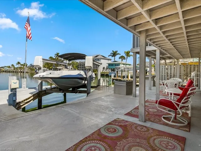 $999,000 | 565 Coconut Avenue, Goodland, FL 34140