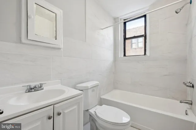 $1,110 | 7250 Chestnut Street, Unit E 301, Upper Darby, PA 19082
