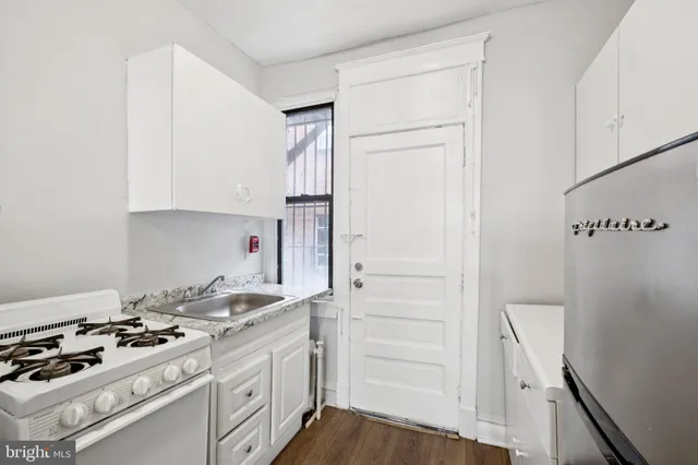 $1,110 | 7250 Chestnut Street, Unit E 301, Upper Darby, PA 19082