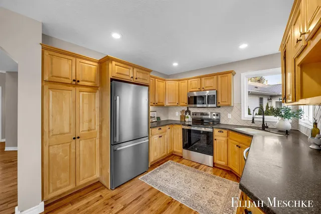 $499,900 | 5664 Nancy Drive Southwest, Wyoming, MI 49418