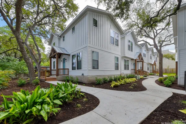 $1,995 | 200 Melrose Place, Unit 300, San Antonio, TX 78212
