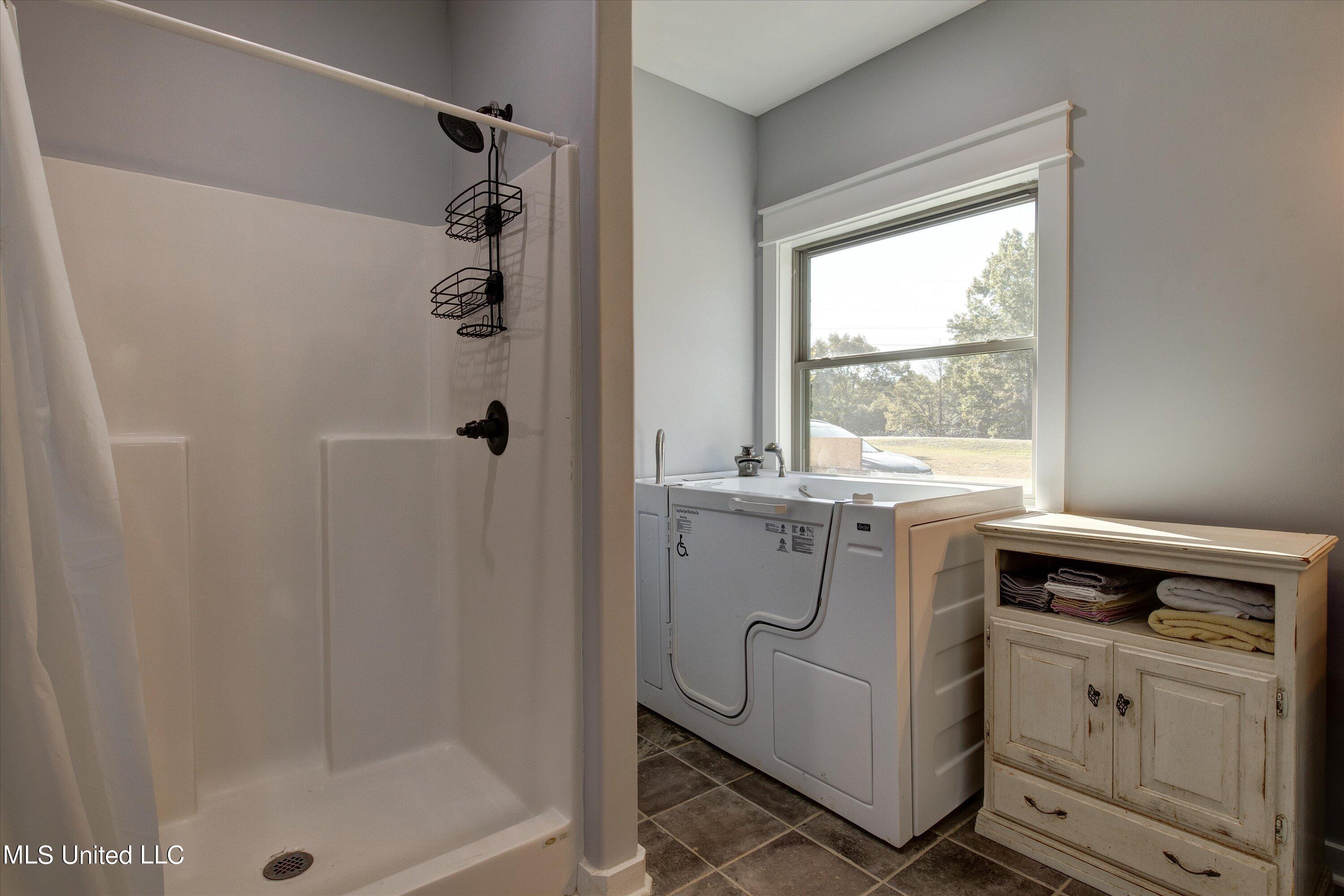 37 Burton Road Senatobia, MS 38668 - Photo 22 of 32 22-IMG_1981_2_3_4_5_6