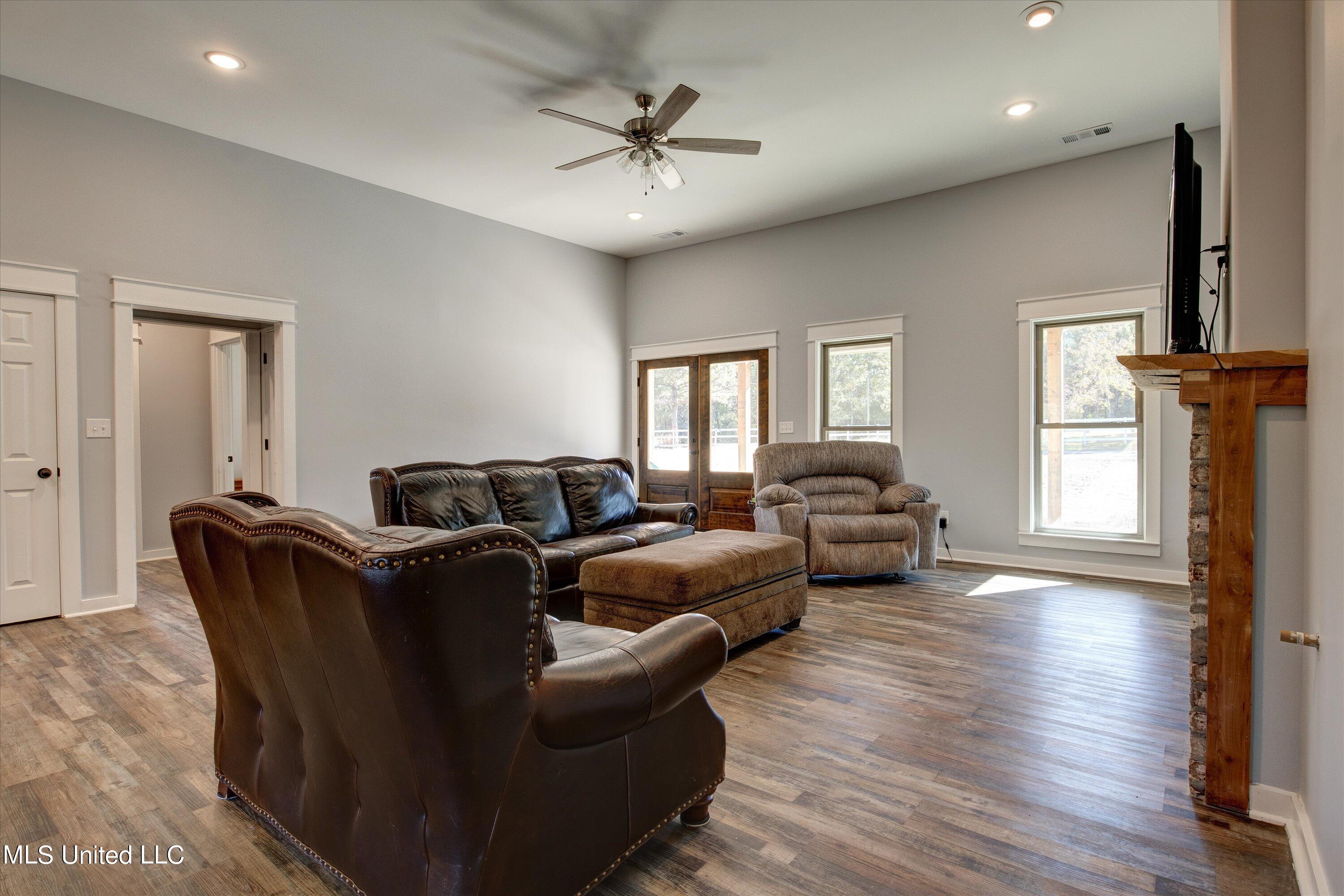 37 Burton Road Senatobia, MS 38668 - Photo 8 of 32 08-IMG_1909_10_11_12_13_14
