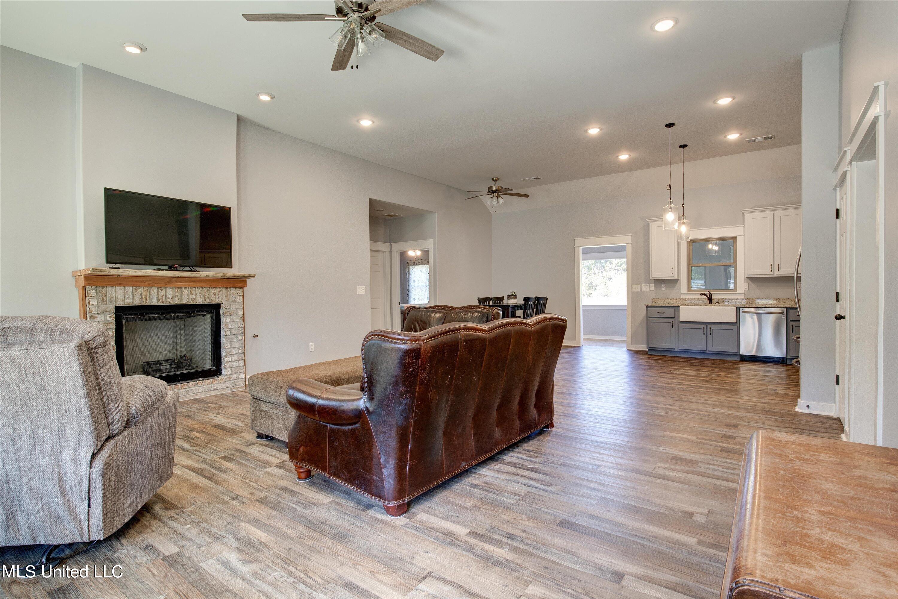 37 Burton Road Senatobia, MS 38668 - Photo 9 of 32 09-IMG_1915_16_17_18_19_20