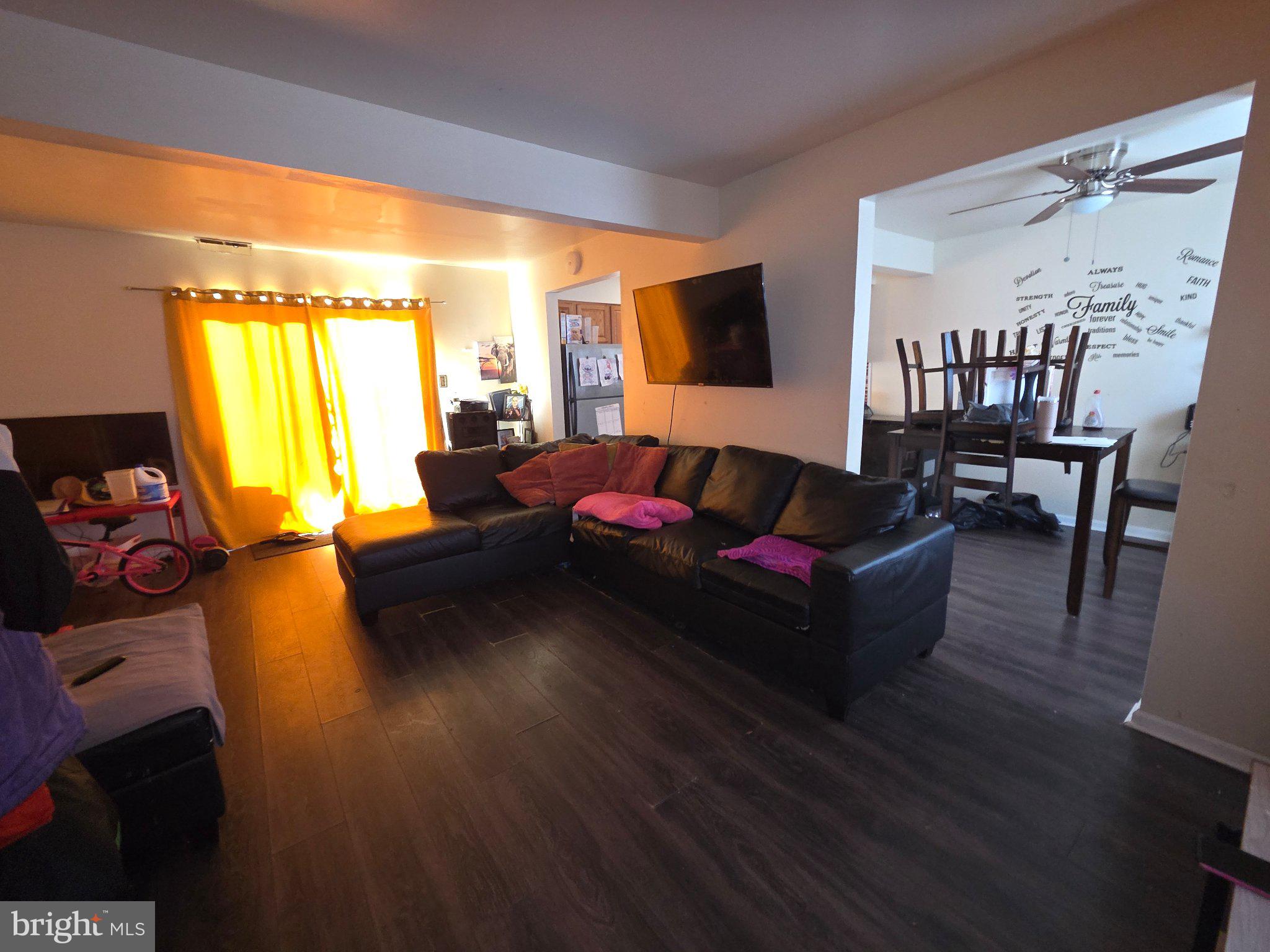 27 Berkshire Road Sicklerville, NJ 08081 - Photo 2 of 7 Bright and inviting living space.