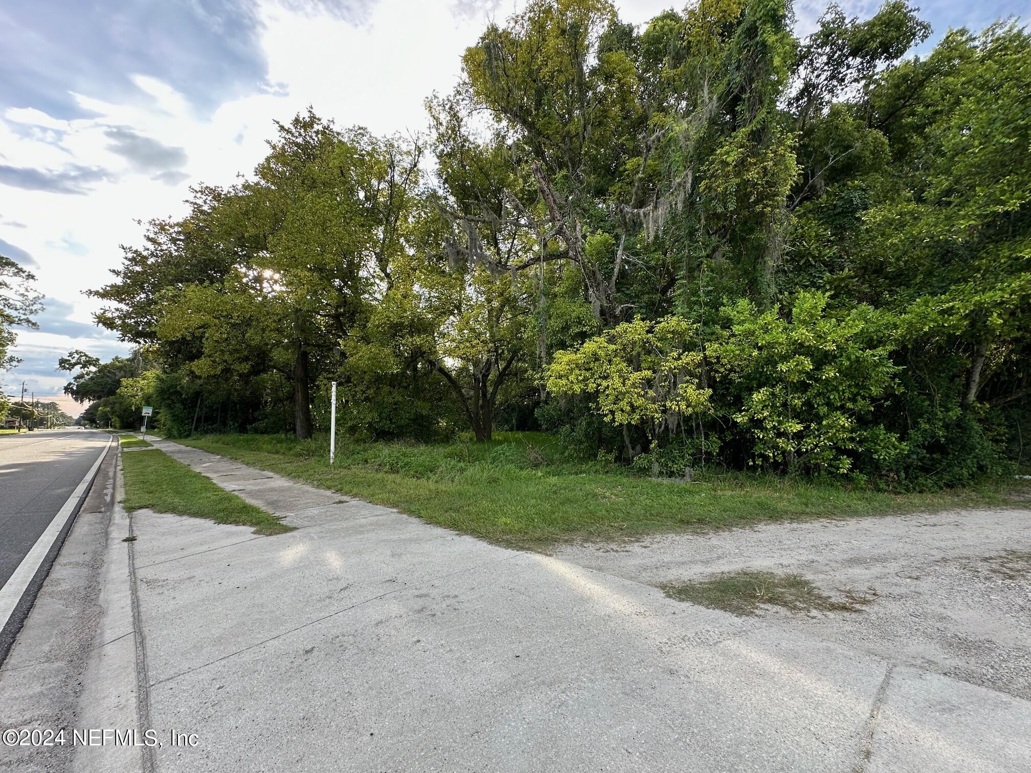 661 West Madison Street Starke, FL 32091 - Photo 4 of 12 a view of backyard with green space