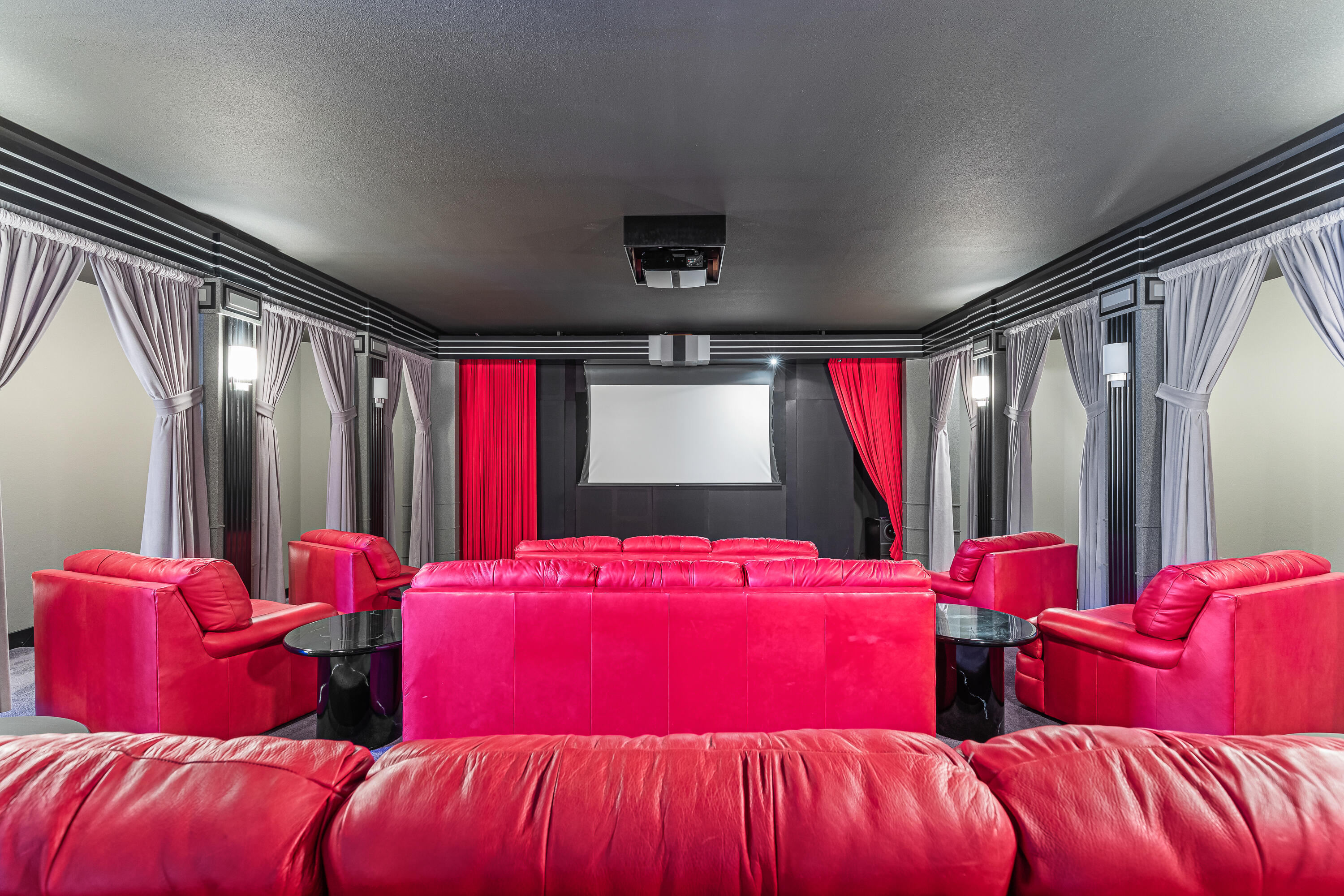 6380 Tunnel Loop Road Grants Pass, OR 97526 - Photo 55 of 83 Movie Theater