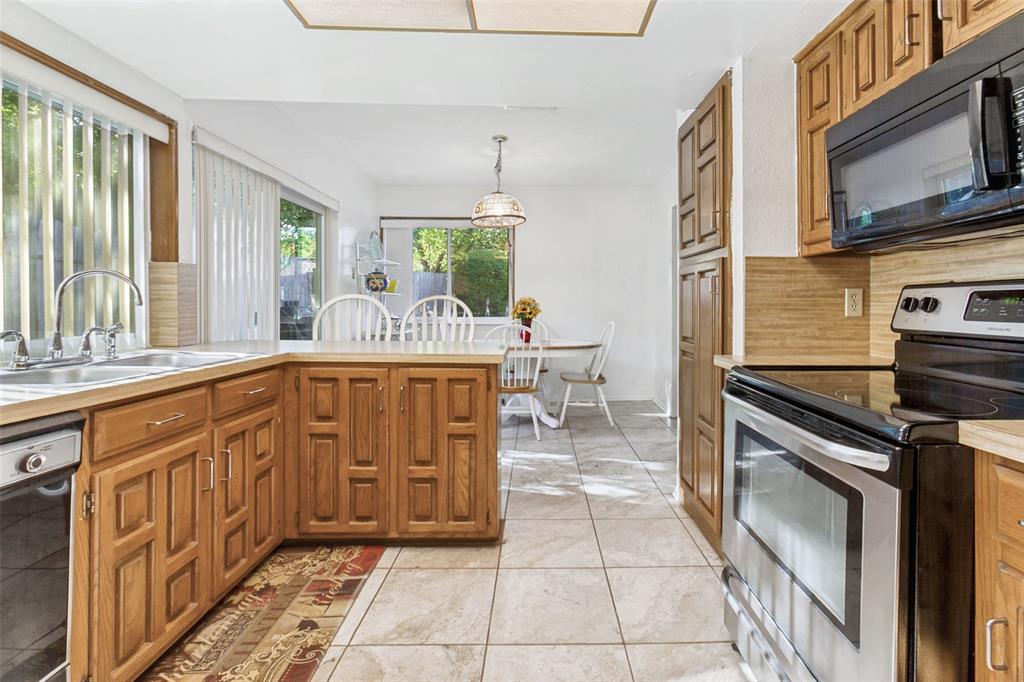44 Merrie Circle Richardson, TX 75081 - Photo 11 of 30 a bathroom with a sink a mirror and a bathtub