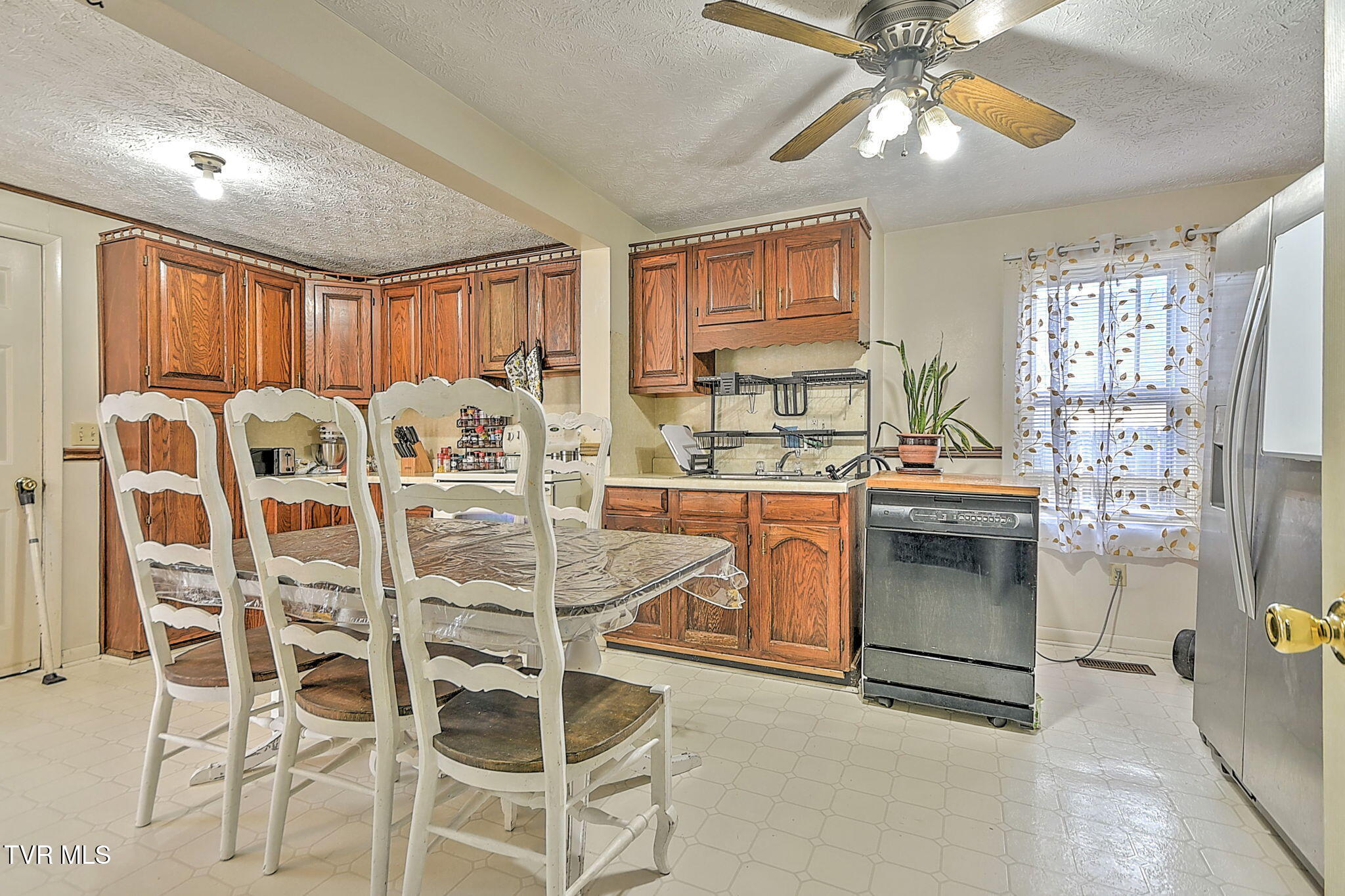 2424 Overlook Road Kingsport, TN 37664 - Photo 8 of 33 8-web-or-mls-2424 Overlook MC-9