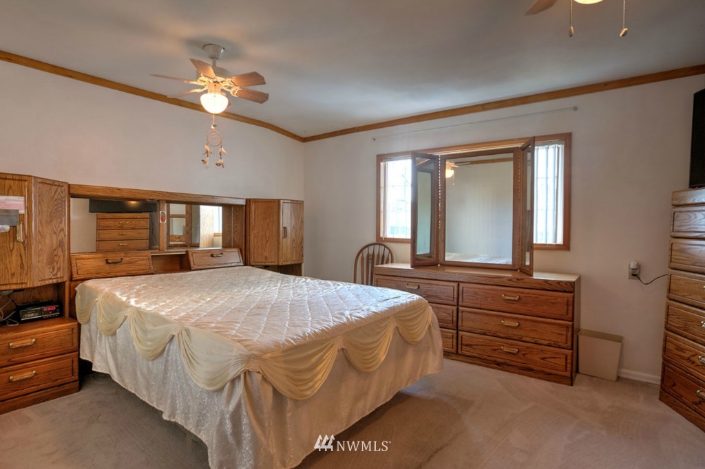 5002 Northeast 12th Street Renton, WA 98059 - Photo 8 of 19 Gallery Image 8