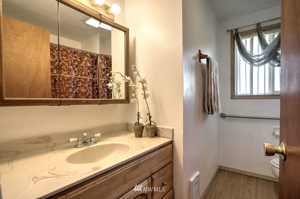5002 Northeast 12th Street Renton, WA 98059 - Photo 10 of 19 Gallery Image 10