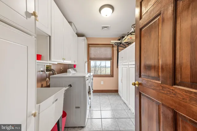 a room with lots of tables and chairs