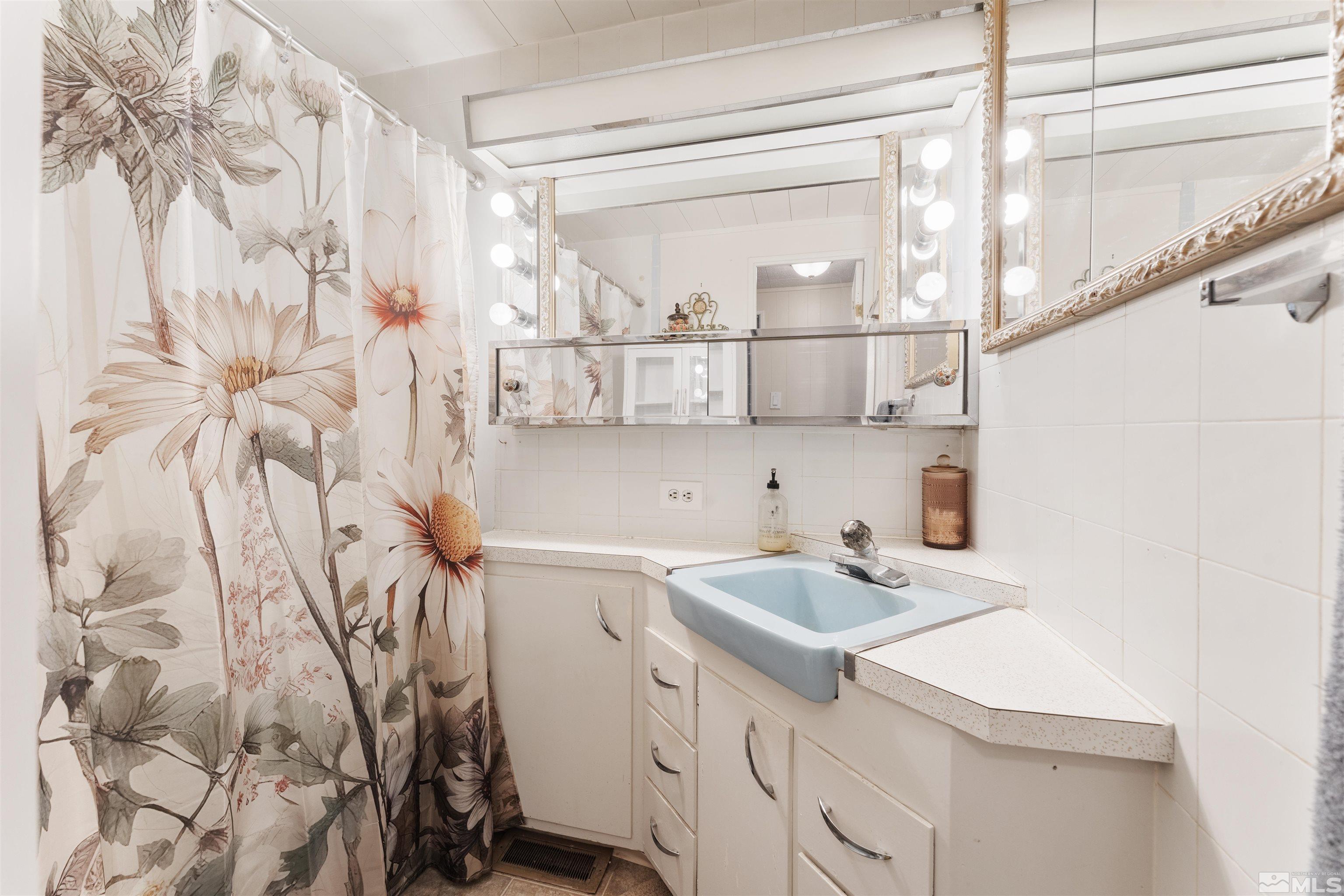 467 Magnolia Way Reno, NV 89506 - Photo 26 of 40 a bathroom with a sink and mirror