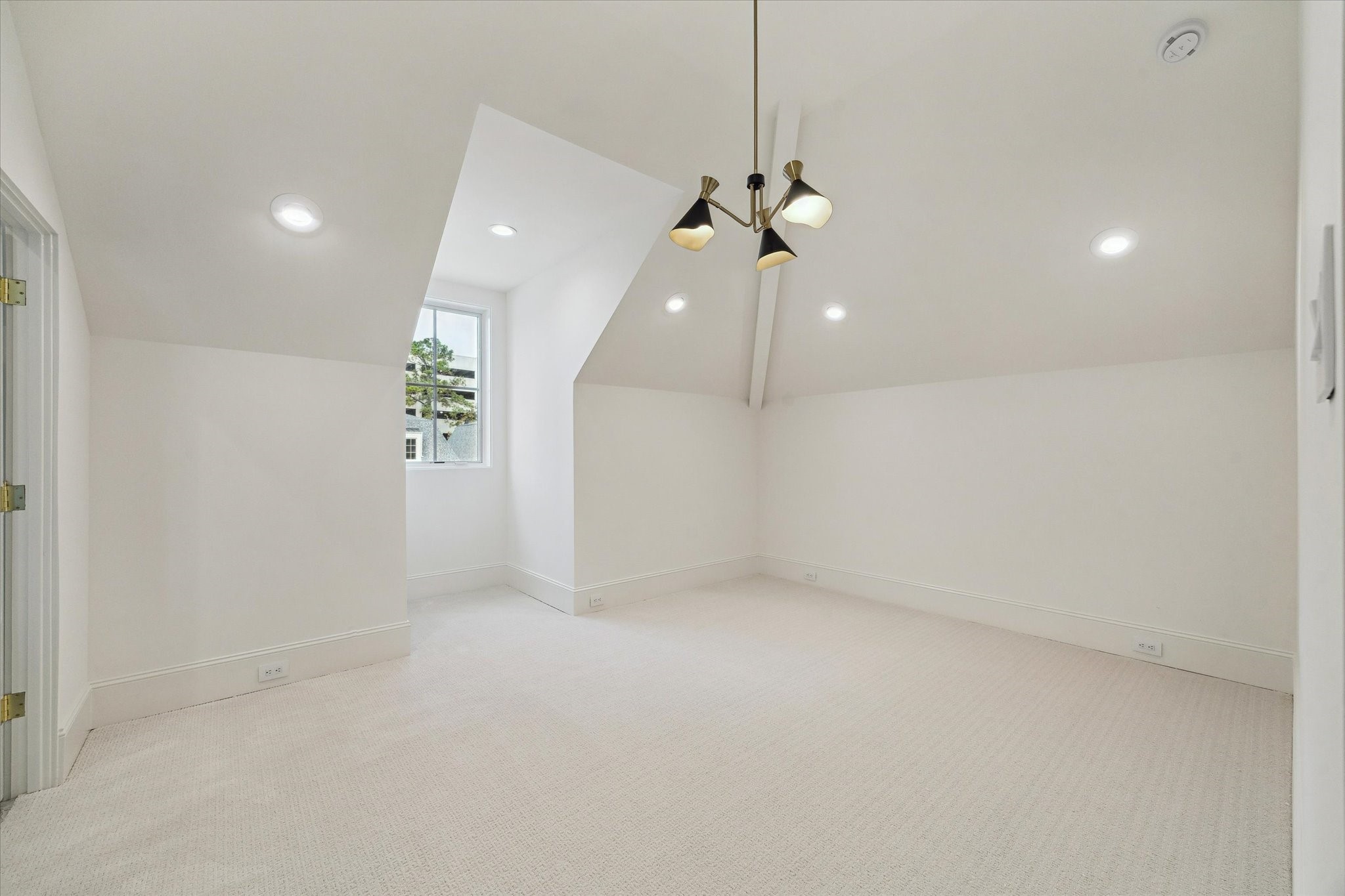 25 Wentworth Gate Path Houston, TX 77027 - Photo 29 of 32 Additionally, third floor has a separate, private bedroom.