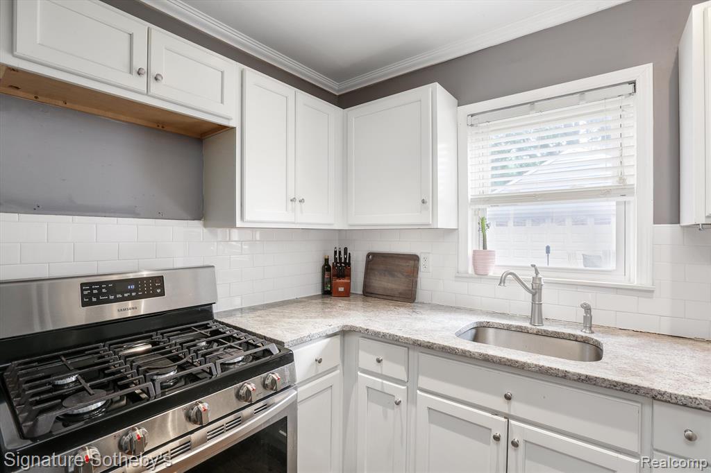 2147 Hampton Road Grosse Pointe Woods, MI 48236 - Photo 8 of 19