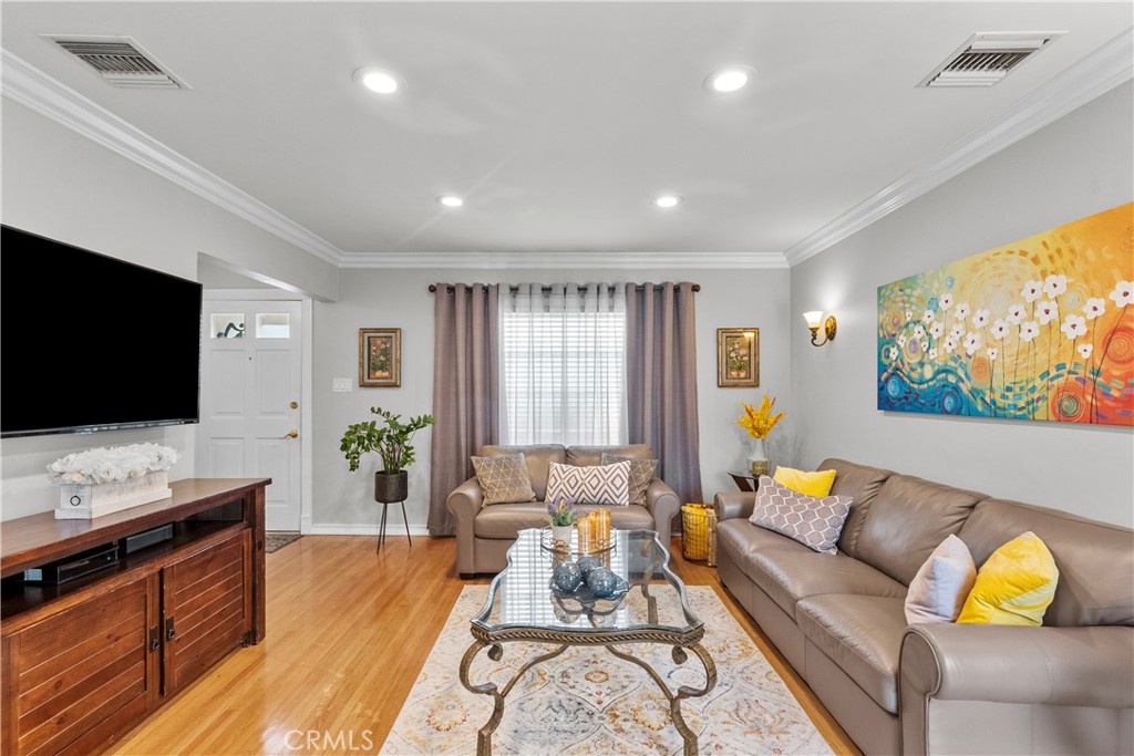 1902 North Screenland Drive Burbank, CA 91505 - Photo 13 of 25 a living room with furniture and a flat screen tv