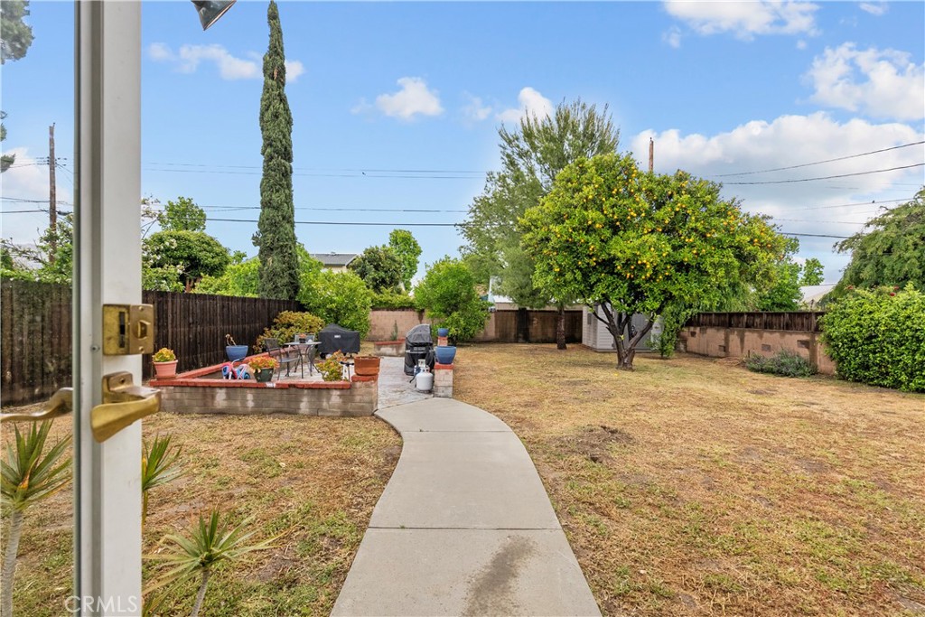 1902 North Screenland Drive Burbank, CA 91505 - Photo 21 of 25 a view of a backyard with sitting area