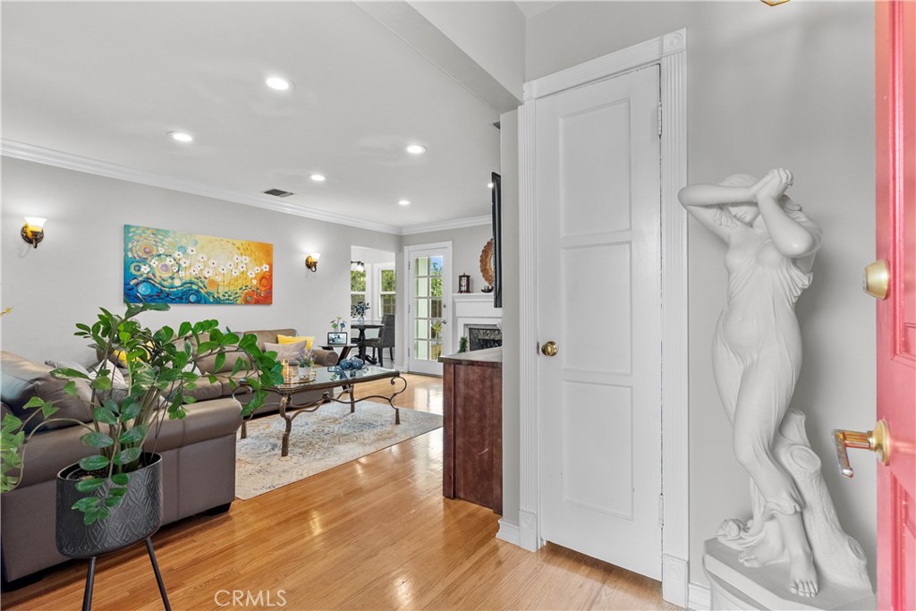 1902 North Screenland Drive Burbank, CA 91505 - Photo 4 of 25 a living room with furniture and a flat screen tv