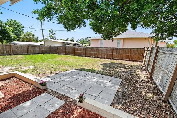 a view of a backyard