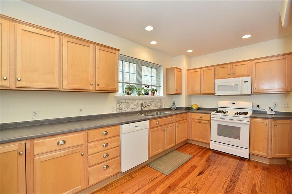 913 Wellesley Road Pittsburgh, PA 15206 - Photo 11 of 23 Gallery Image 11
