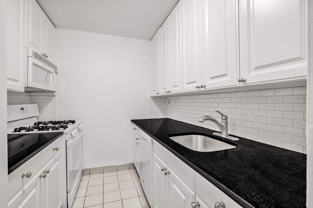 310 East 46th Street, Unit 21T Manhattan, NY 10017 - Photo 9 of 15