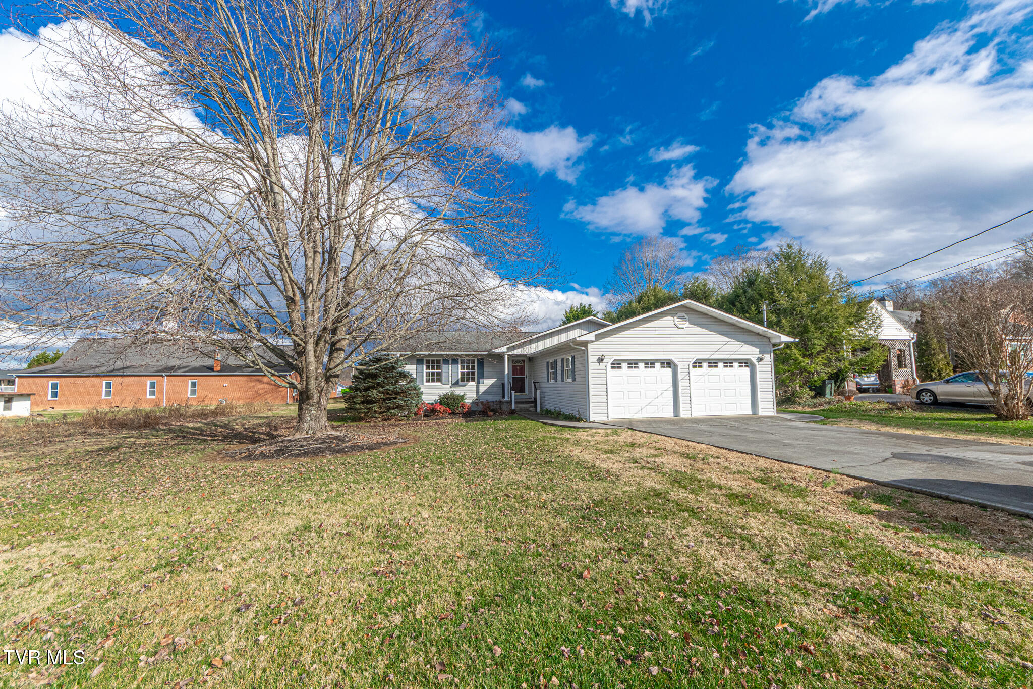 414 Caleb Avenue Elizabethton, TN 37643 - Photo 2 of 28 DSC_0814