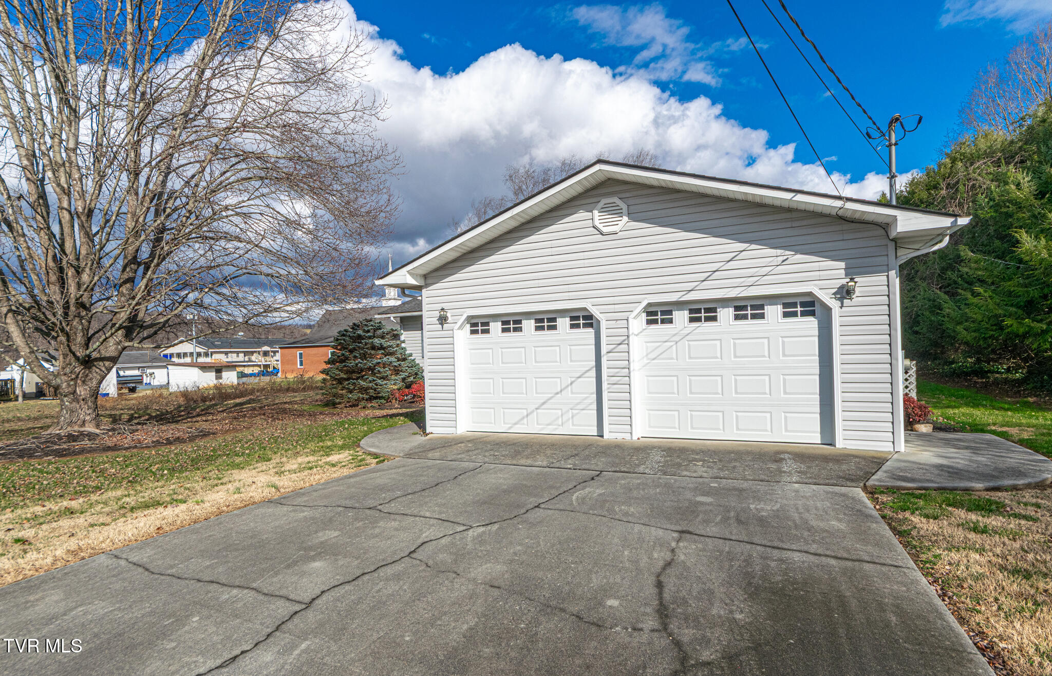 414 Caleb Avenue Elizabethton, TN 37643 - Photo 3 of 28 DSC_0812