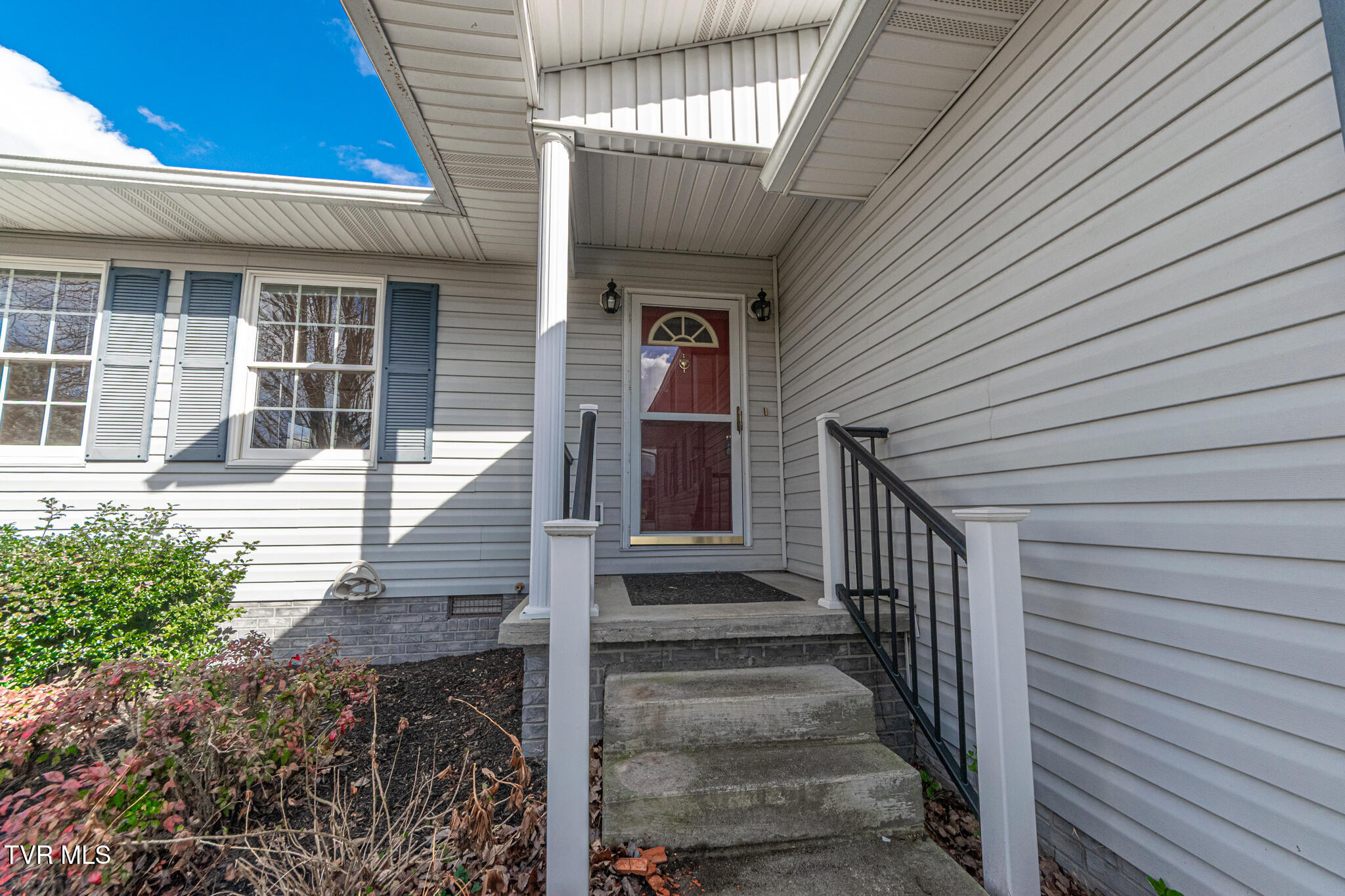 414 Caleb Avenue Elizabethton, TN 37643 - Photo 4 of 28 DSC_0811